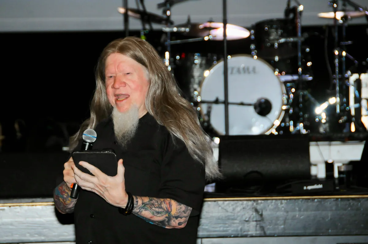 Man sieht einen Metal-Pastor.